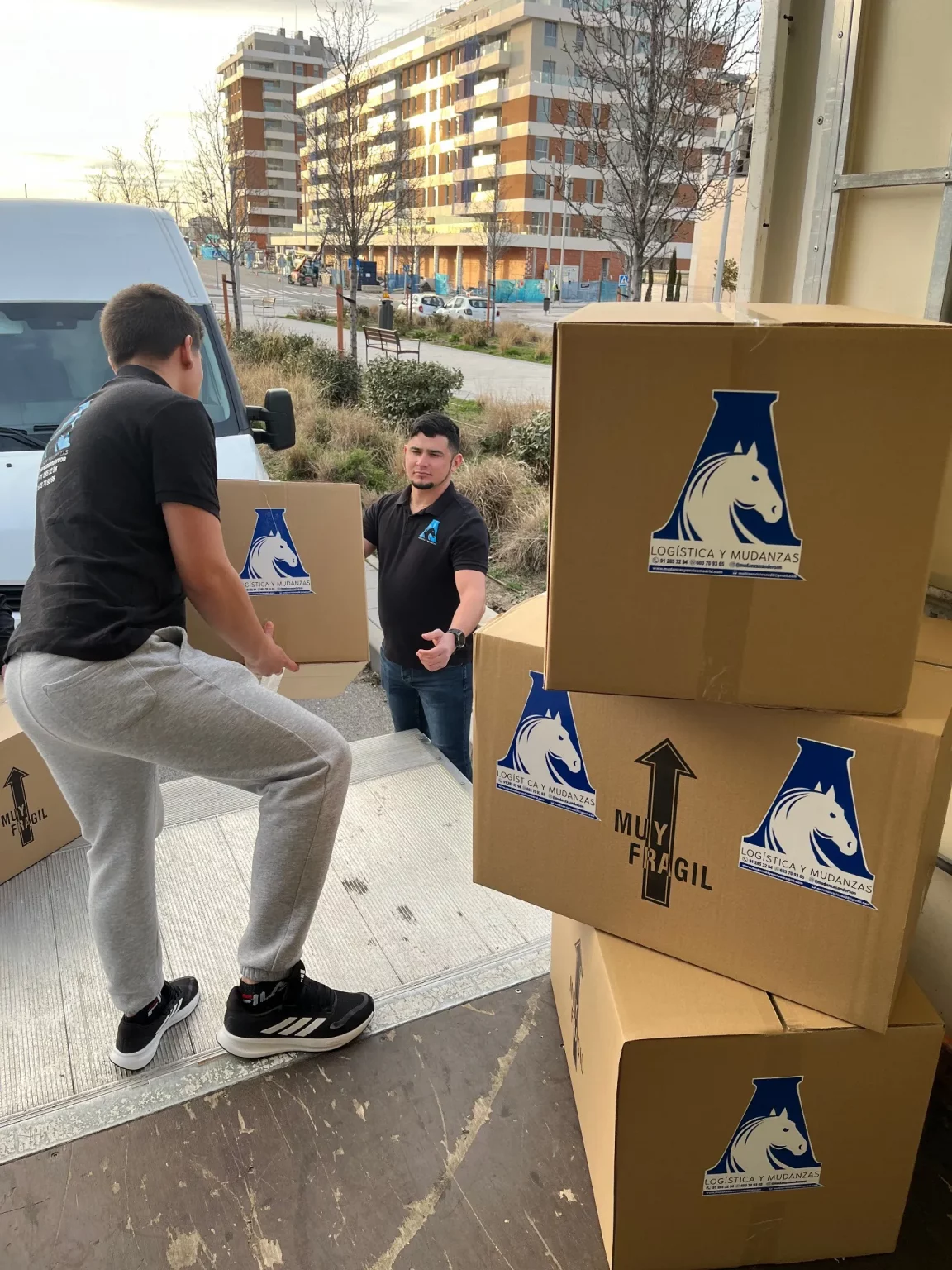 dos hombres cargando cajas