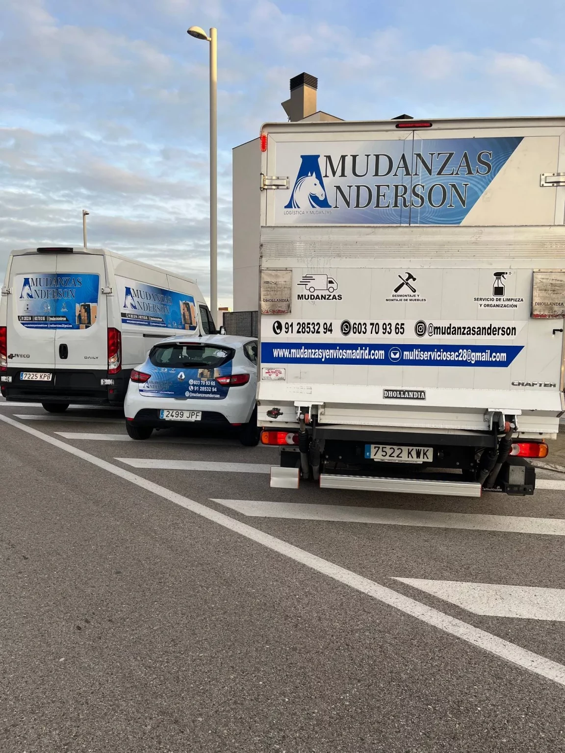 varios vehículos de mudanzas